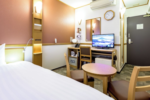 Desk, free WiFi, bed sheets