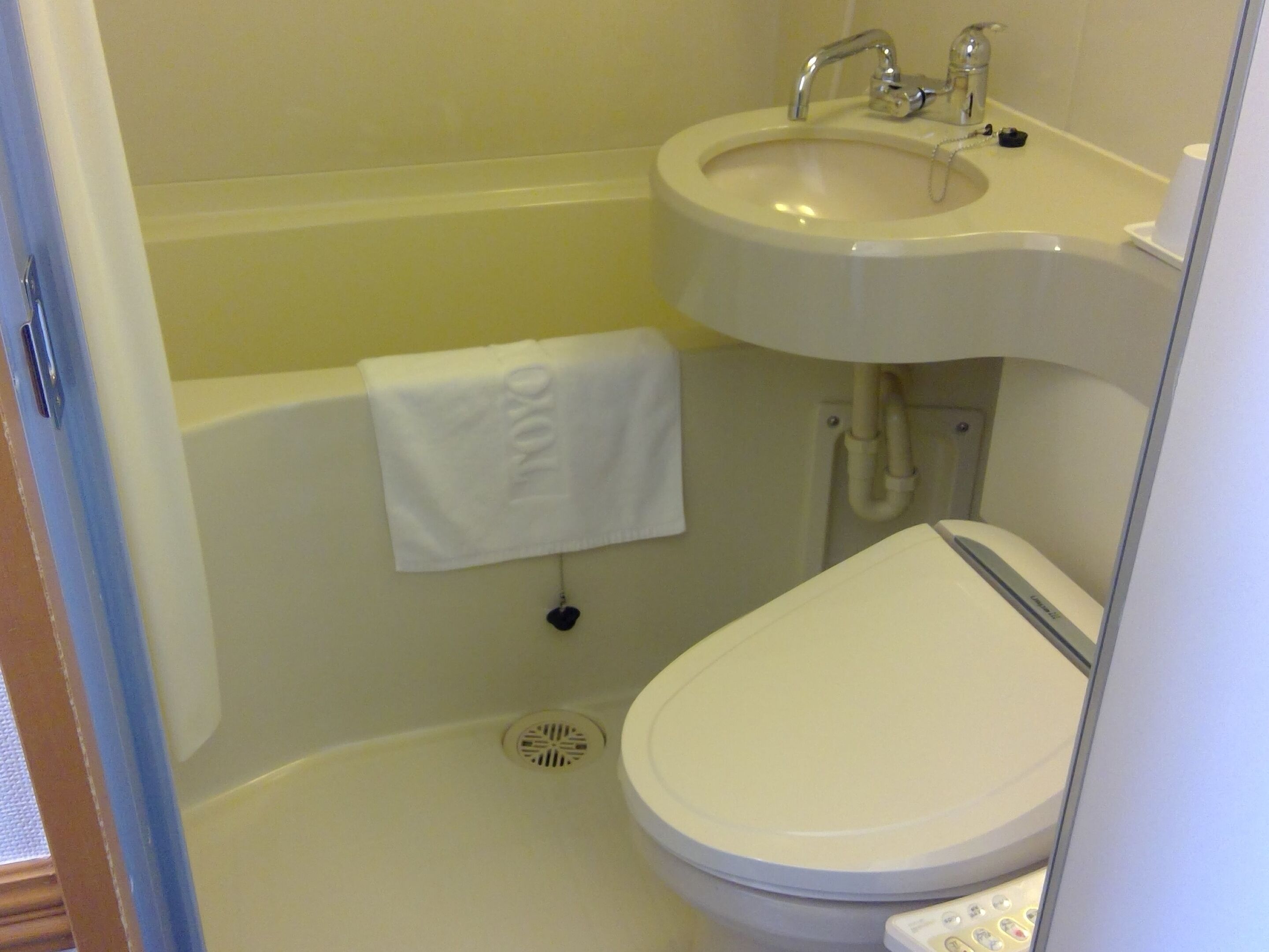 Een badkamer met een bad, toilet en wastafel.