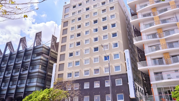 Un edificio de varios pisos con un cartel que dice "toyoko inn".