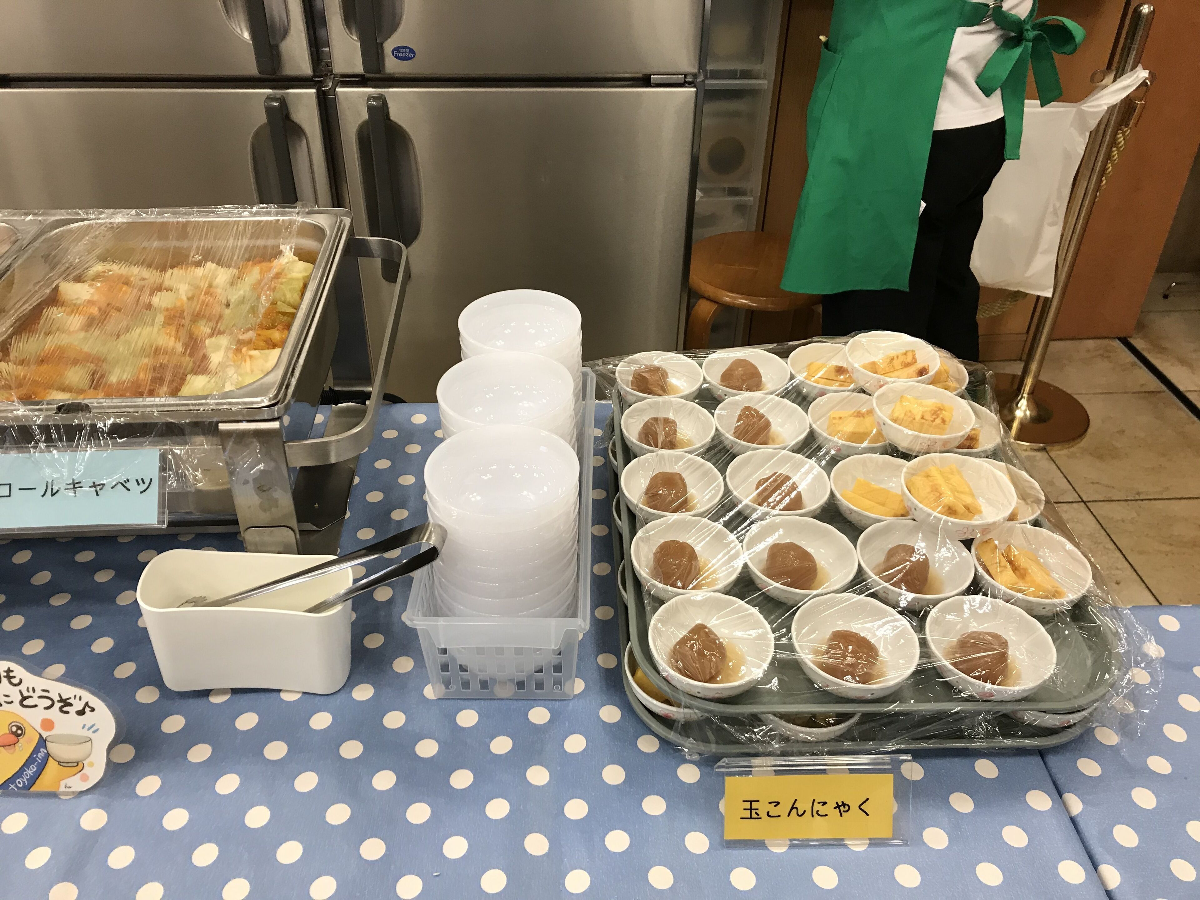 Un tavolo da buffet con diversi piatti, tra cui una teglia di lasagna e diverse ciotole di zuppa.