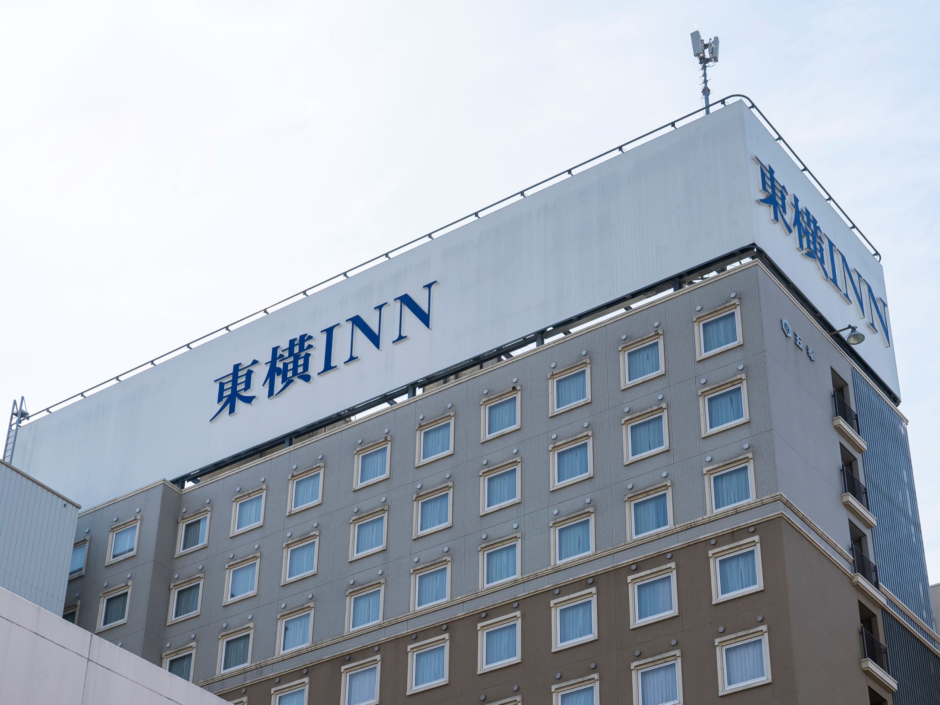 Un edificio con un letrero que dice "東横INN".