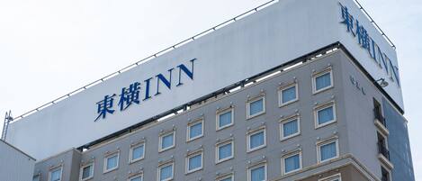 Un edificio con un letrero que dice "東横INN".