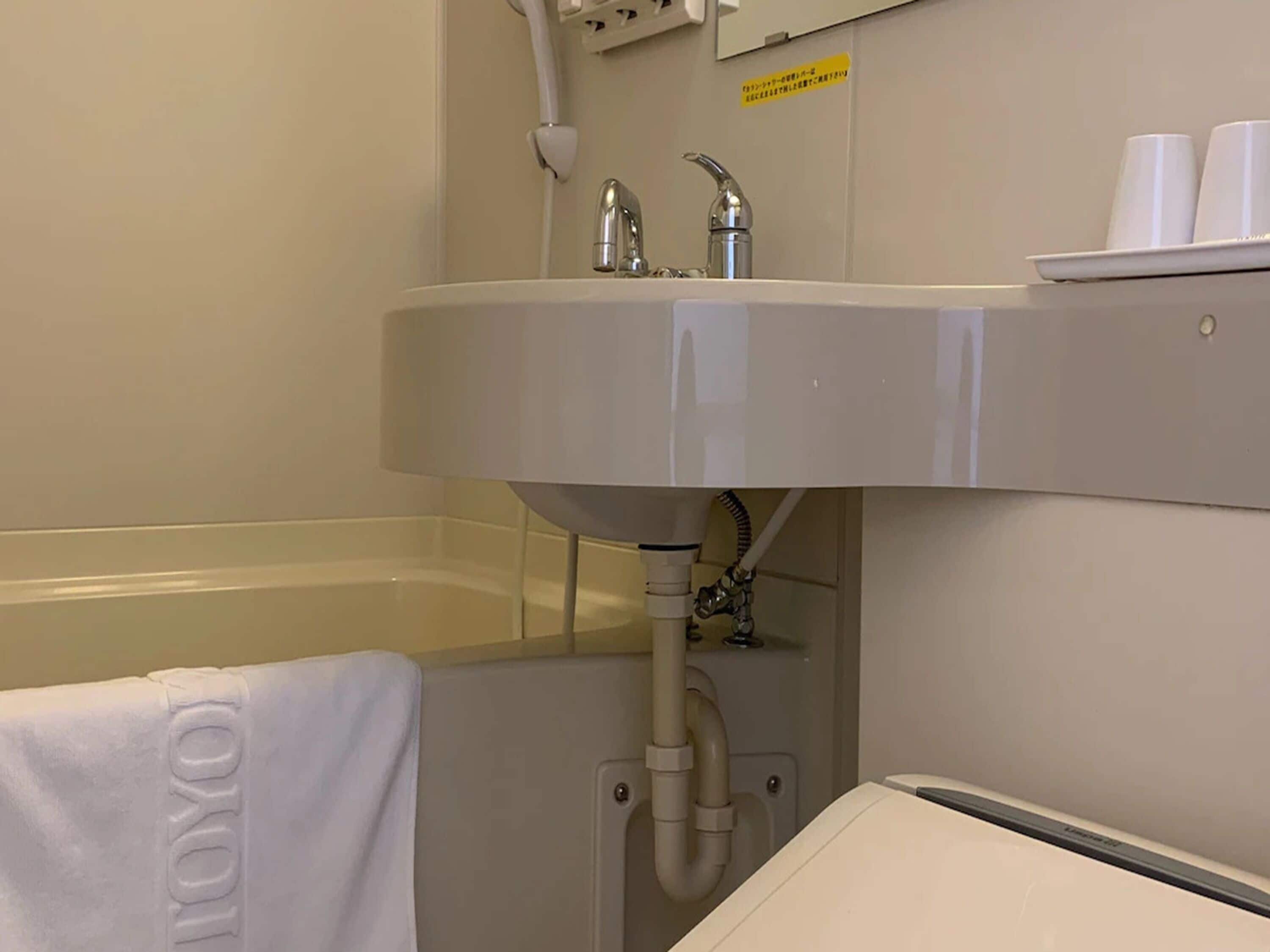 combined shower/bathtub, slippers, electronic bidet, towels