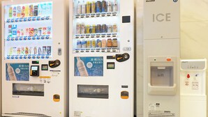Vending machines with beverages and snacks, and an ice dispenser. - Toyoko Inn Hachinohe Ekimae (Hachinohe)