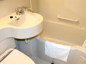 Duschwanne, Haartrockner, Hausschuhe, Toilette mit elektrischem Bidet