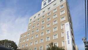 Ein mehrstöckiges Gebäude mit der Beschriftung "toyoko inn" an der Seite.