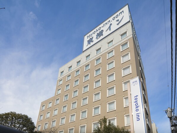 Un edificio de varios pisos con un letrero que dice "toyoko inn" en la fachada.