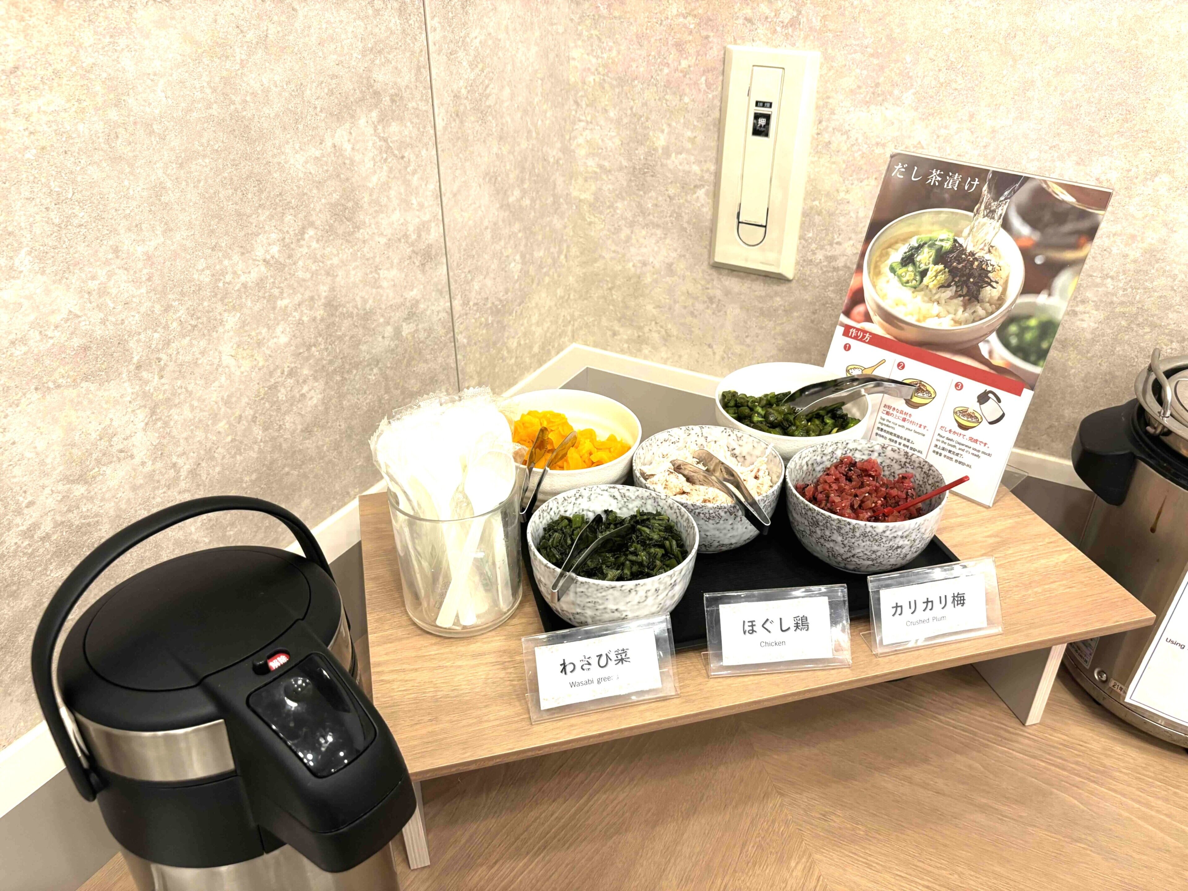 Una mesa de buffet con diversos alimentos y una máquina de café.