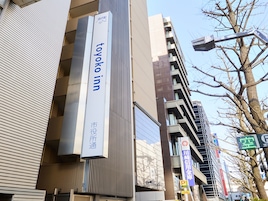 A building with a sign for 'Toyako Inn' and a parking sign indicating a 1500-meter distance.
