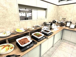 Café da manhã com buffet grátis todos os dias