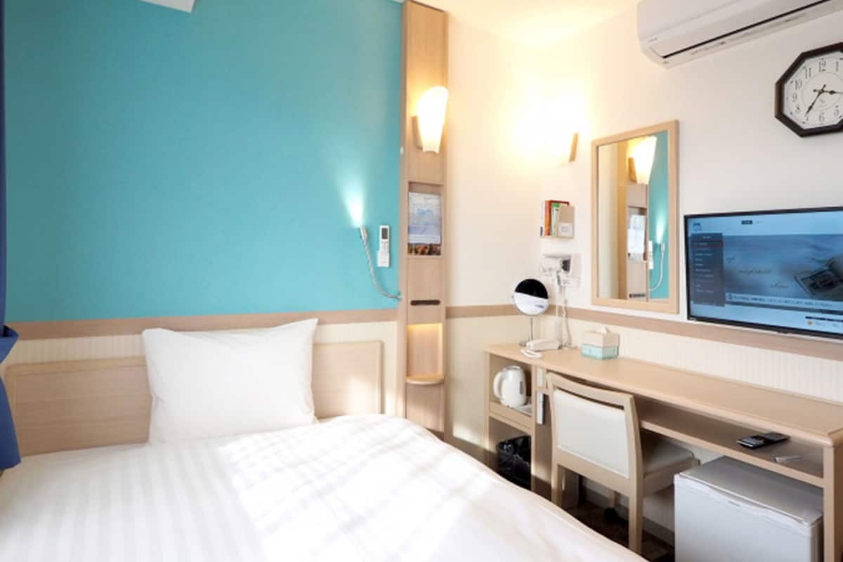 1 bedroom, desk, free wifi, bed sheets