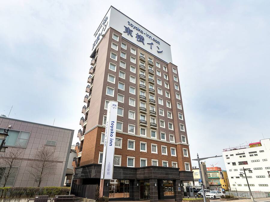 Un hotel su più piani con un cartello ben visibile di Toyoko Inn.
