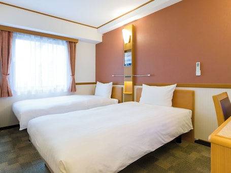 Escritorio, tabla de planchar con plancha, wifi gratis y ropa de cama . Toyoko Inn Ichinoseki Ekimae