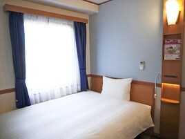 Escritorio, wifi gratis y ropa de cama 