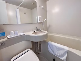 Ducha y bañera combinadas y artículos de higiene personal gratuitos