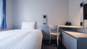 A hotel room with a bed, a desk with a chair, a clock, and a telephone. - Toyoko Inn Tokyo Haneda Kuko No.2 (Tokyo)