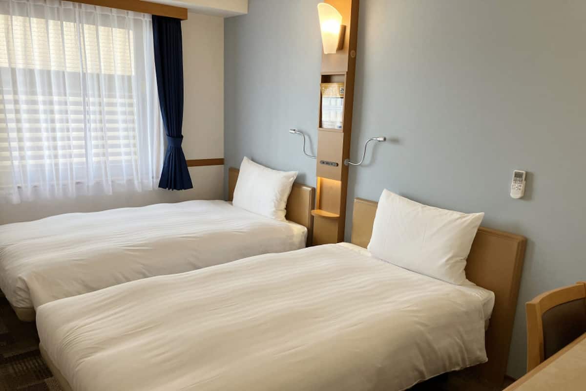 Escritorio, espacio para trabajar con un portátil, cortinas opacas