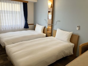 Desk, laptop workspace, blackout curtains, WiFi - Toyoko Inn Fukushima-eki Higashi-guchi No.1 (Fukushima)