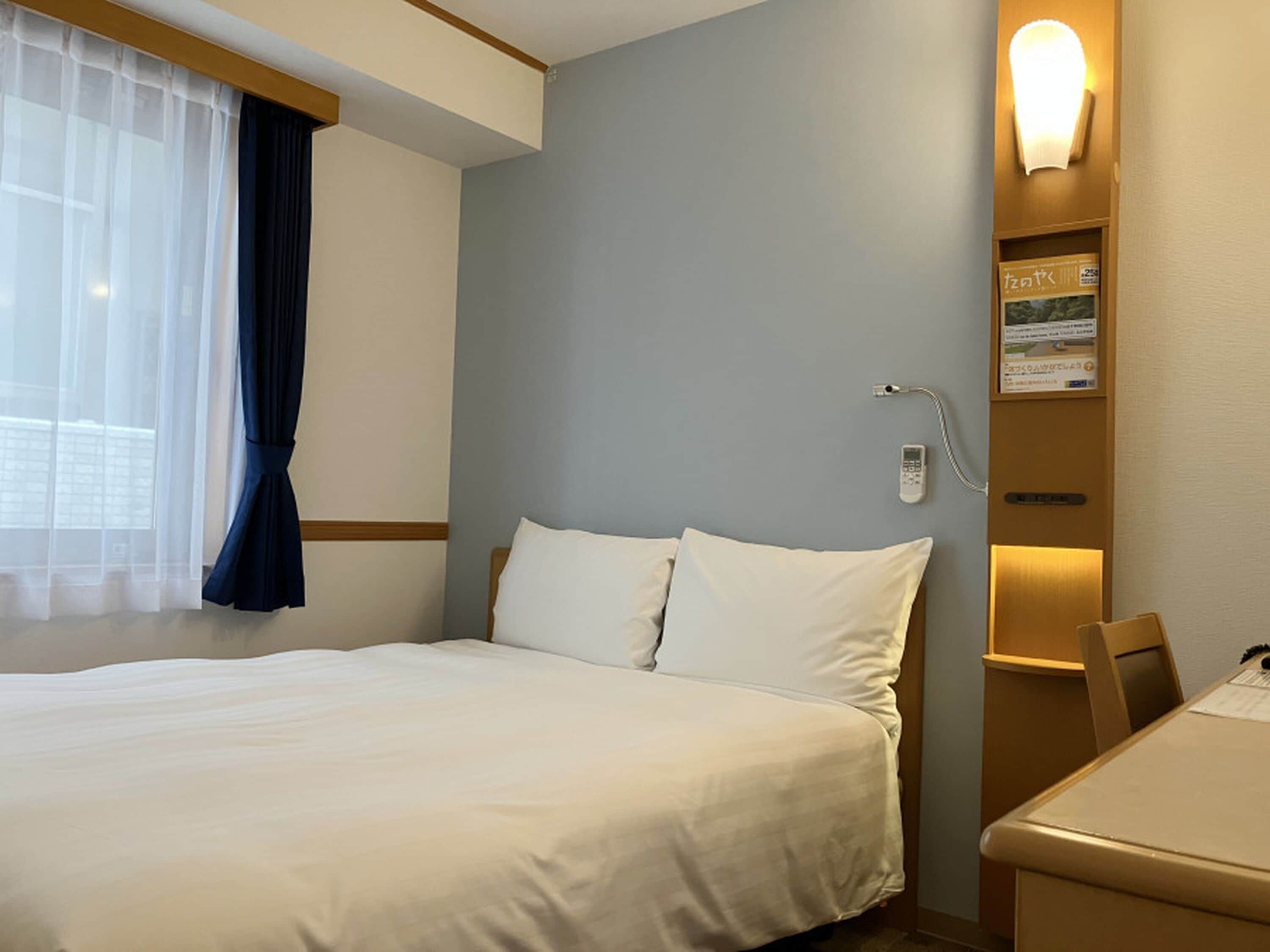 Escritorio, espacio para trabajar con un portátil, cortinas opacas