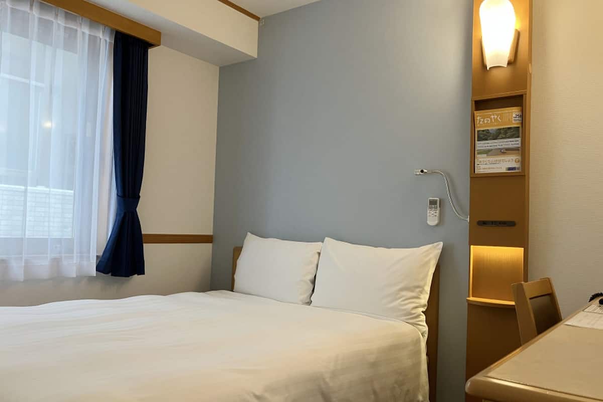 Escritorio, espacio para trabajar con un portátil, cortinas opacas