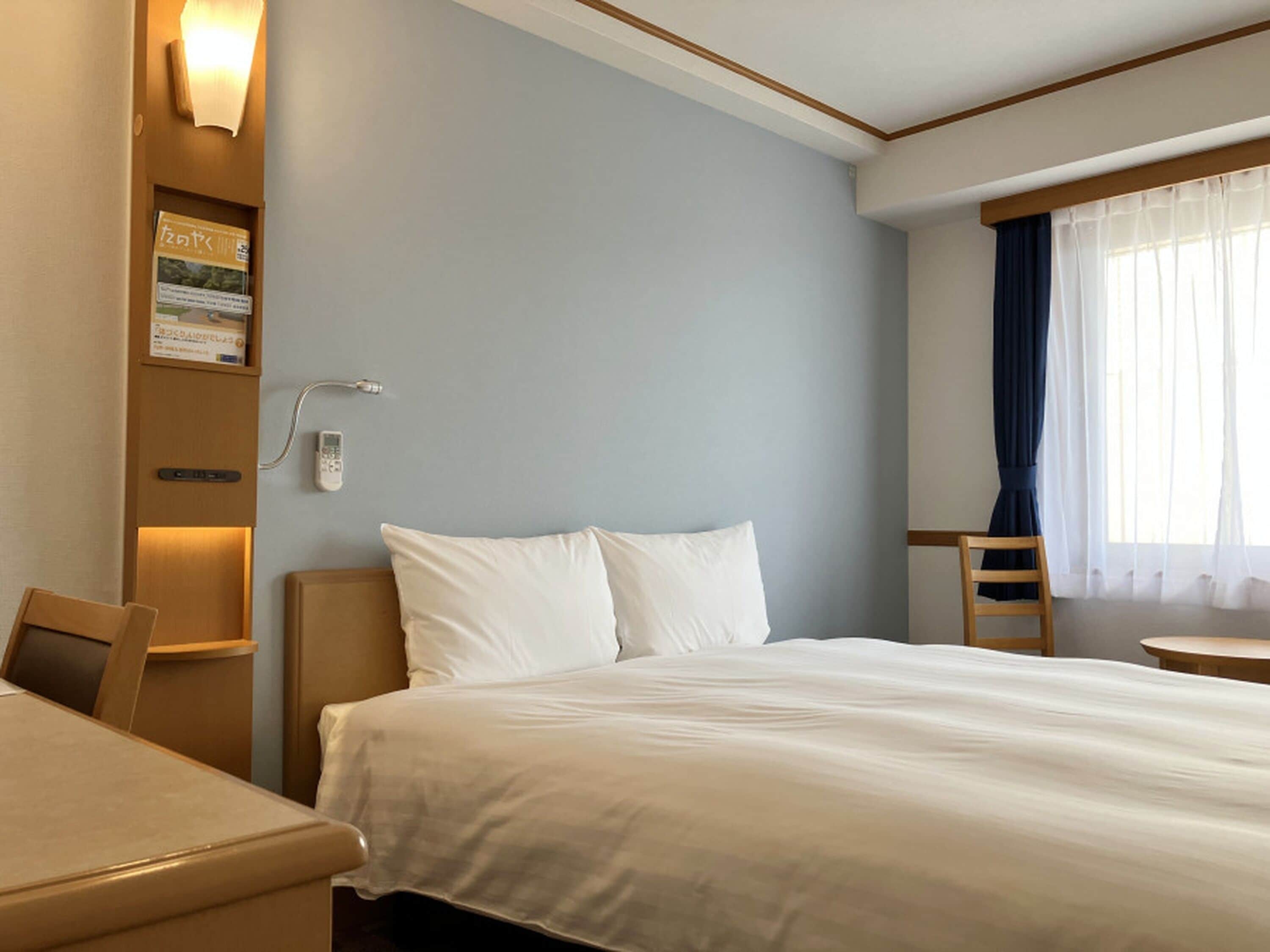 Escritorio, espacio para trabajar con un portátil, cortinas opacas