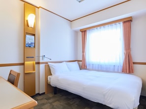 Desk, iron/ironing board, free WiFi, bed sheets - Toyoko Inn Osaka Sakai Higashi Station (Sakai)