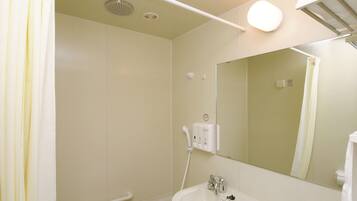 Combinazione doccia/vasca, asciugacapelli, accappatoio, pantofole