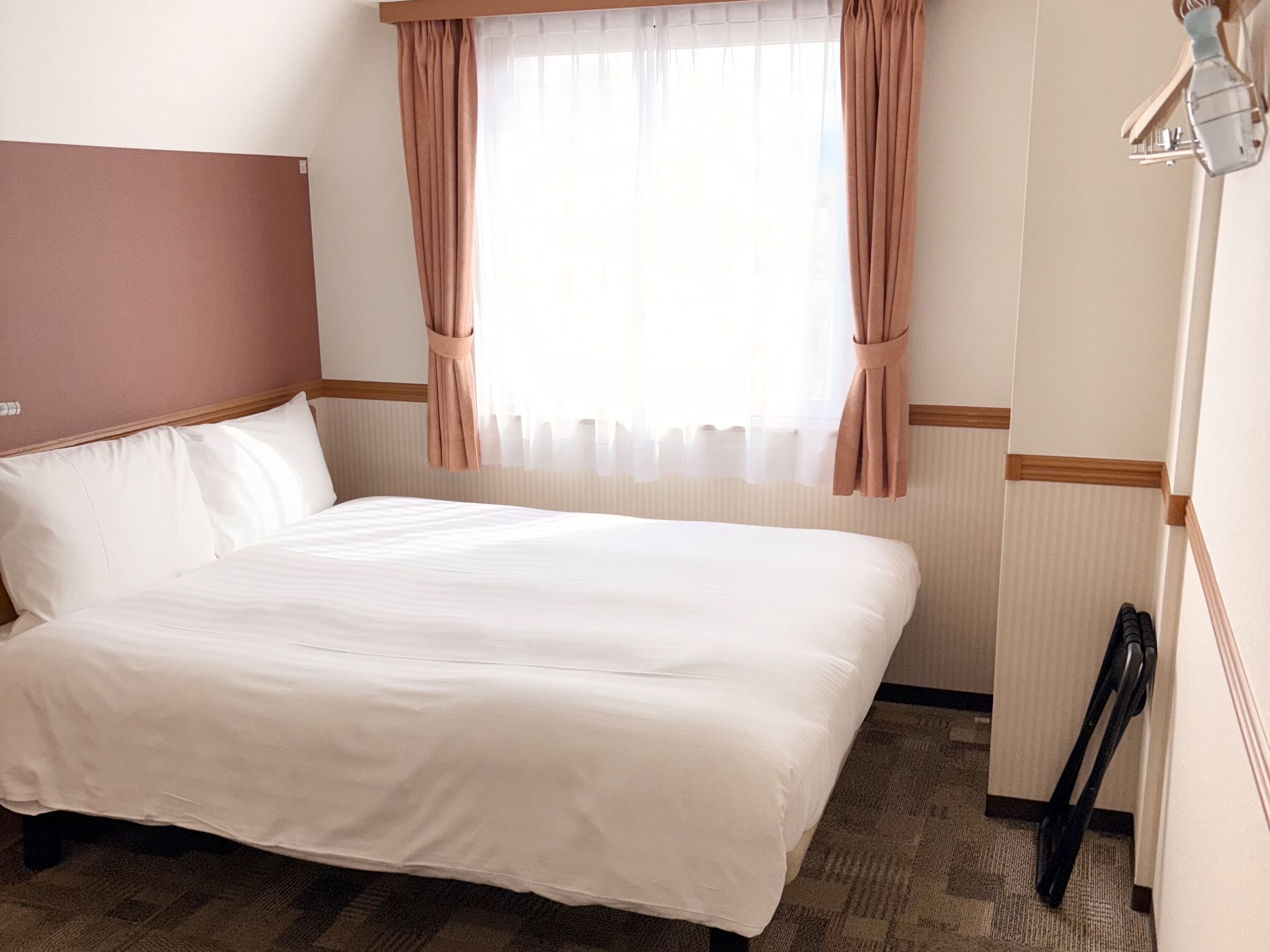 Desk, free wired Internet, bed sheets