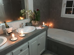 Family Suite | Bathroom