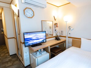 Een bureau, een strijkplank/strijkijzer, gratis wifi, beddengoed