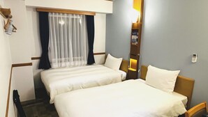 Desk, iron/ironing board (on request), WiFi (free), bed sheets - Toyoko Inn Kobe Sannomiya-eki Higashi (Kobe)