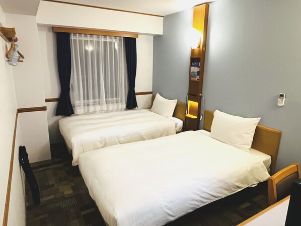 Desk, iron/ironing board, free WiFi, bed sheets - Toyoko Inn Kobe Sannomiya-eki Higashi (Kobe)