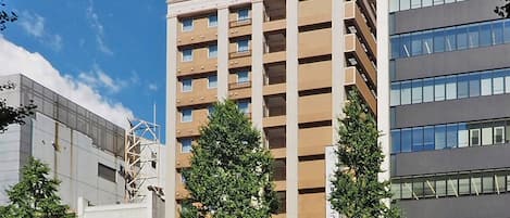 Un edificio de varios pisos con un letrero que indica que es un hotel.