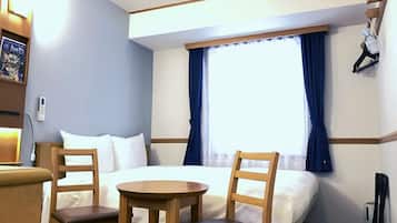Escritorio, cortinas blackout, wifi gratis y ropa de cama