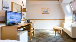A hotel room with a desk, chair, bed, and a small table. - Toyoko Inn Tokyo Shinjuku Kabukicho (Tokyo)