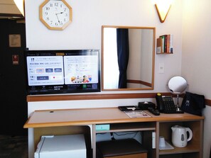 Desk, blackout curtains, iron/ironing board, free WiFi - Toyoko Inn Tokyo Shinjuku Kabukicho (Tokyo)