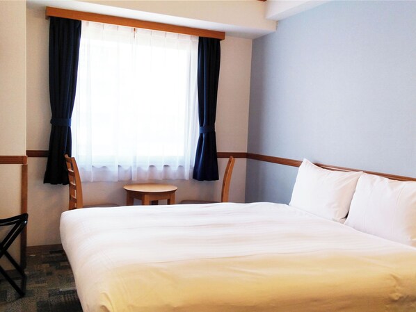 Escritorio, cortinas blackout y tabla de planchar con plancha 