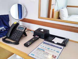 Desk, blackout curtains, iron/ironing board, free WiFi - Toyoko Inn Tokyo Shinjuku Kabukicho (Tokyo)