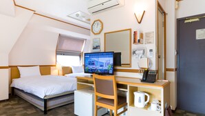 A hotel room with a bed, desk, chair, and a small kitchenette. - Toyoko Inn Tokyo Shinjuku Kabukicho (Tokyo)