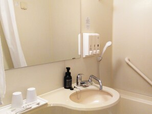 Combined shower/tub, deep soaking tub, free toiletries, hair dryer - Toyoko Inn Tokyo Shinjuku Kabukicho (Tokyo)