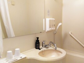 Combined shower/tub, deep soaking tub, free toiletries, hair dryer