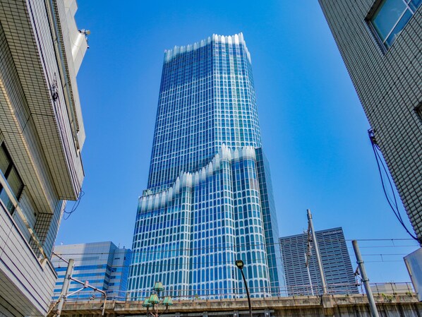 Un edificio moderno alto de vidrio con una fachada ondulada distintiva.