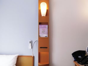 Desk, blackout curtains, iron/ironing board, free WiFi - Toyoko Inn Tokyo Shinjuku Kabukicho (Tokyo)