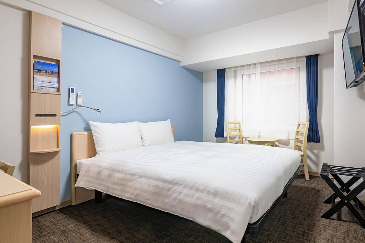 Desk, laptop workspace, free WiFi, bed sheets