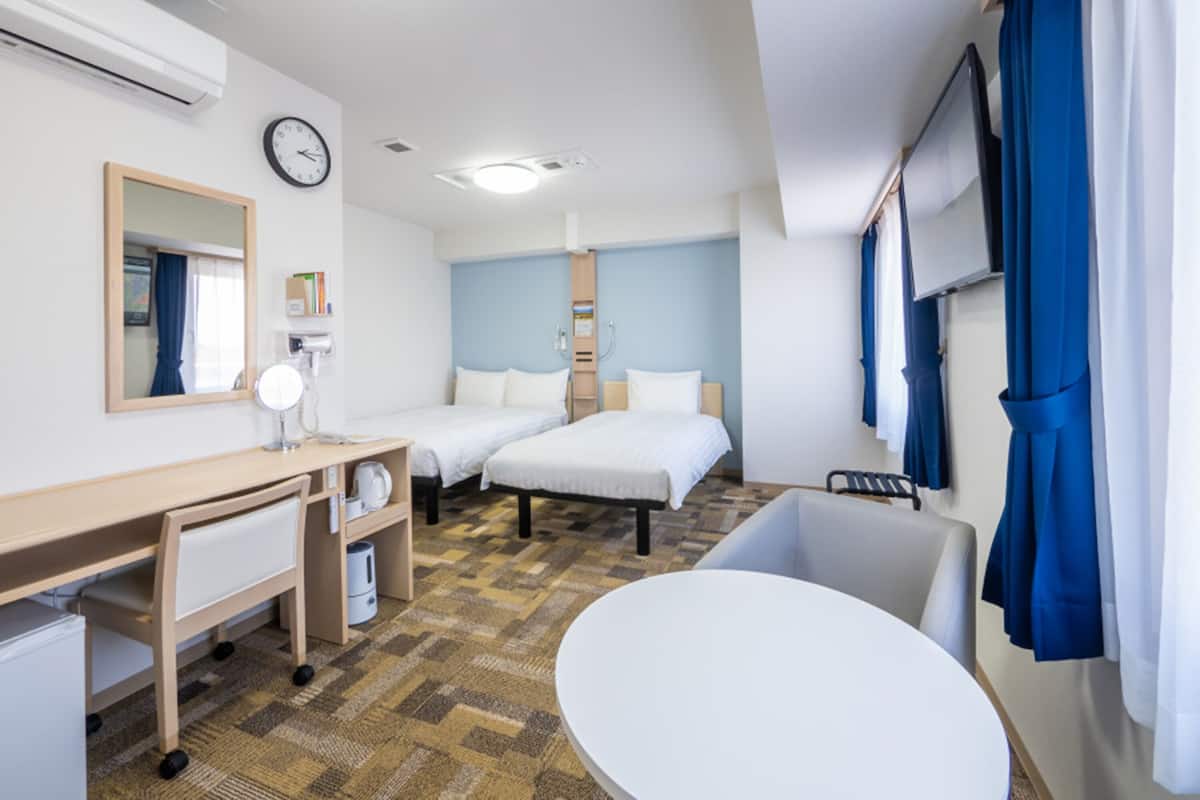 Deluxe Twin Room, Non Smoking | Desk, laptop workspace, free WiFi, bed sheets