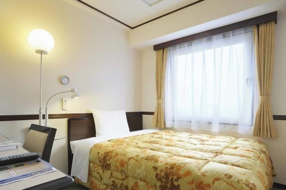 Desk, laptop workspace, free WiFi, bed sheets