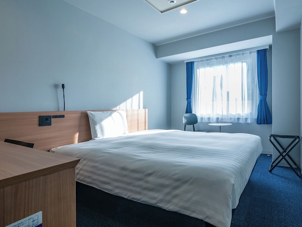 Desk, laptop workspace, free WiFi, bed sheets - Toyoko Inn Nagasaki Ekimae (Nagasaki)