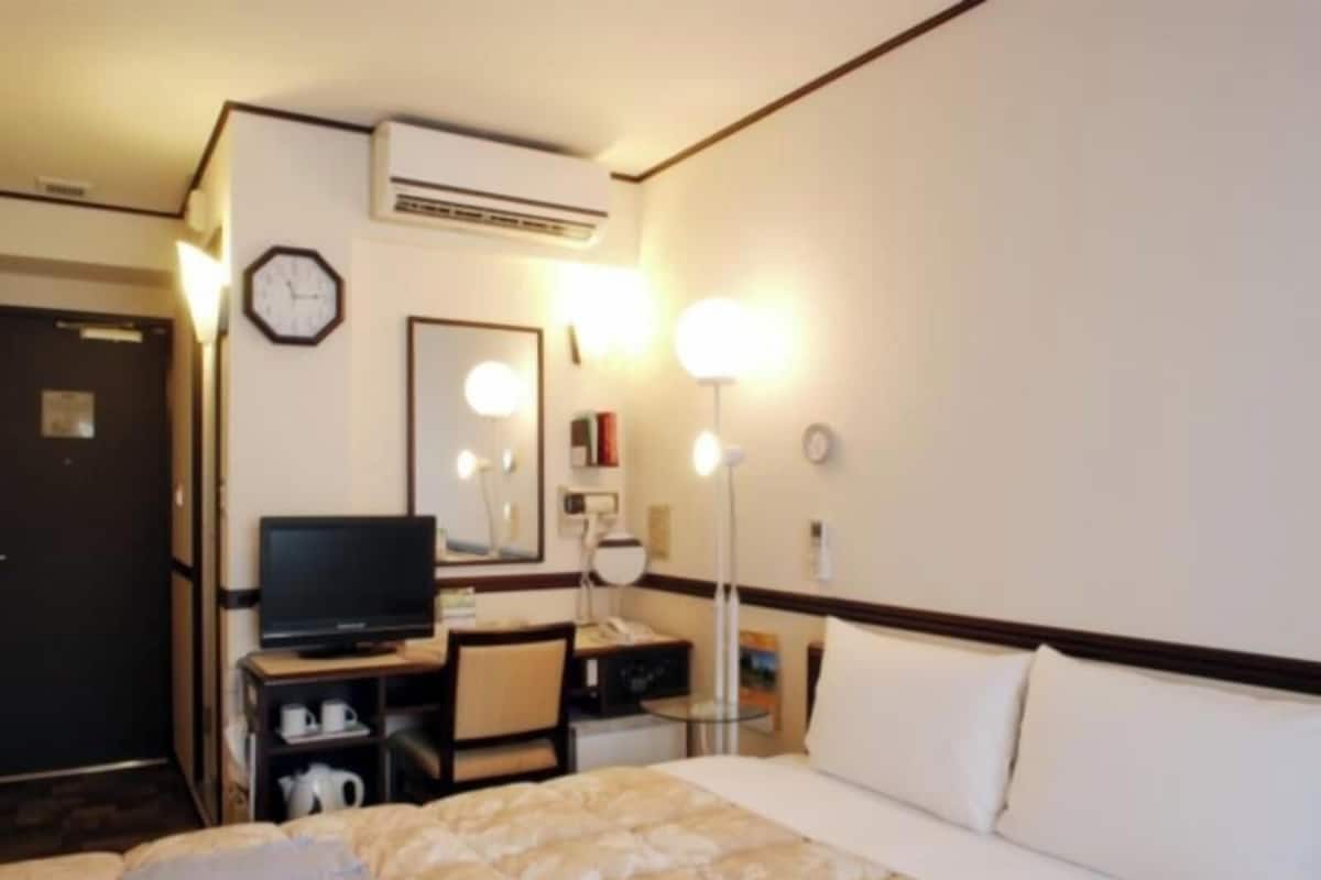 Desk, laptop workspace, free WiFi, bed sheets