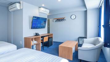 Escritorio, espacio para trabajar con laptop y wifi gratis