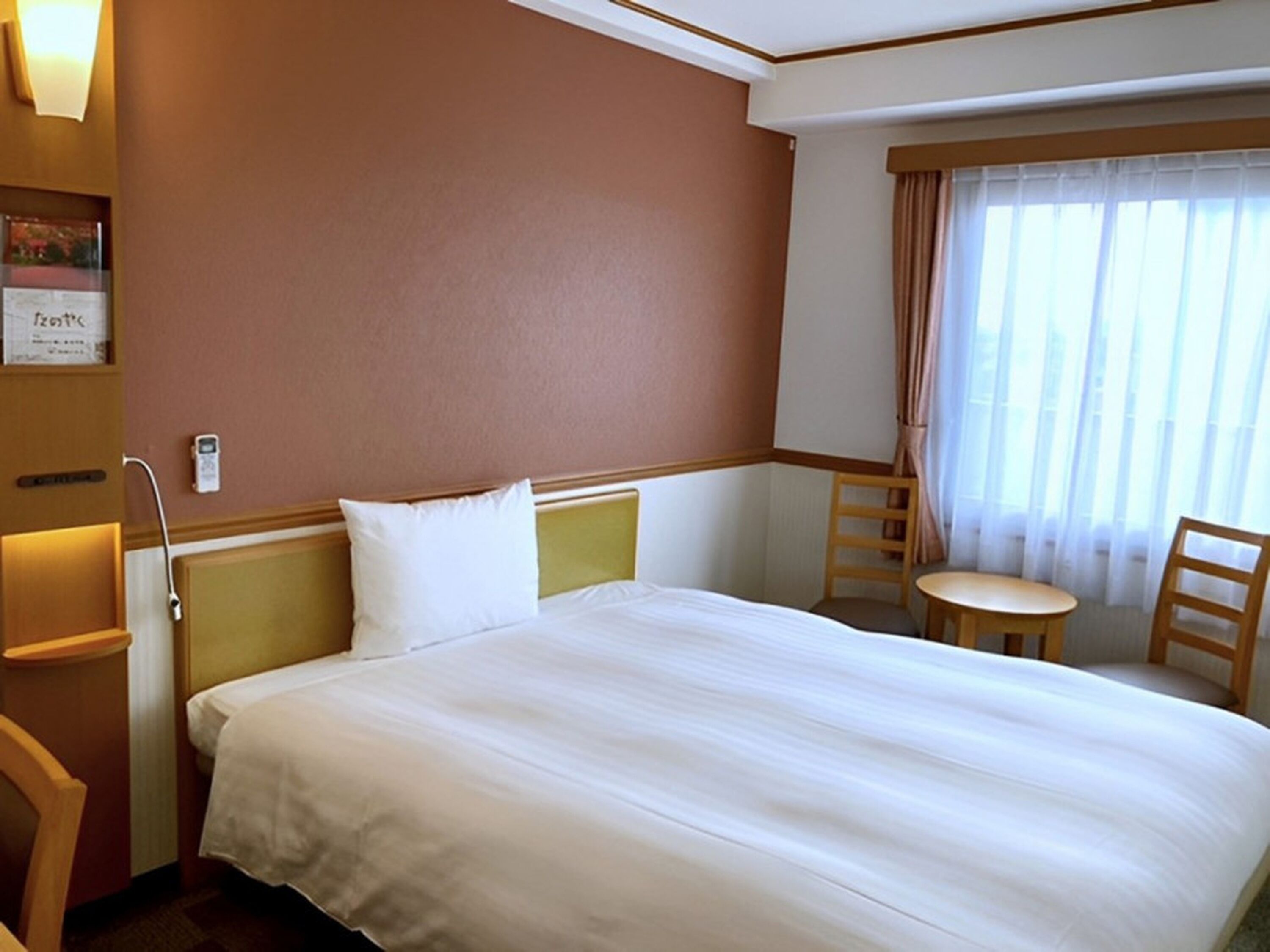 羽毛の掛け布団、デスク、ノートパソコン用作業スペース、遮光カーテン